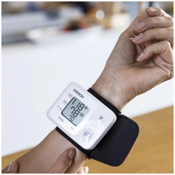 Tensiometru electronic de incheietura complet automat Omron RS2, validat clinic, Tehnologie Intellisense, Indicator pentru puls neregulat, Afisaj LCD, Carcasa de protectie, Alb [2]