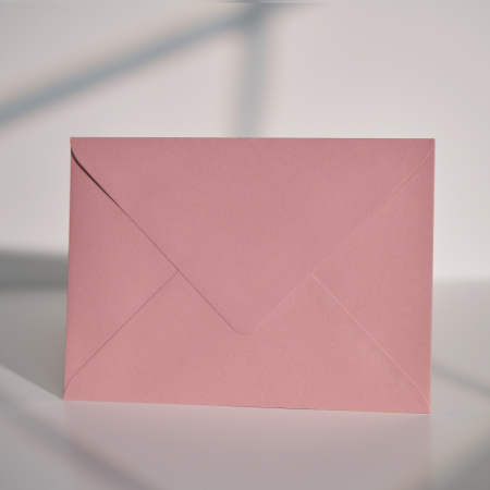 Plicuri B6 (12x17cm) - Plic B6 roz prăfuit texturat 120g, plic roz pastel premium, plic roz prăfuit elegant