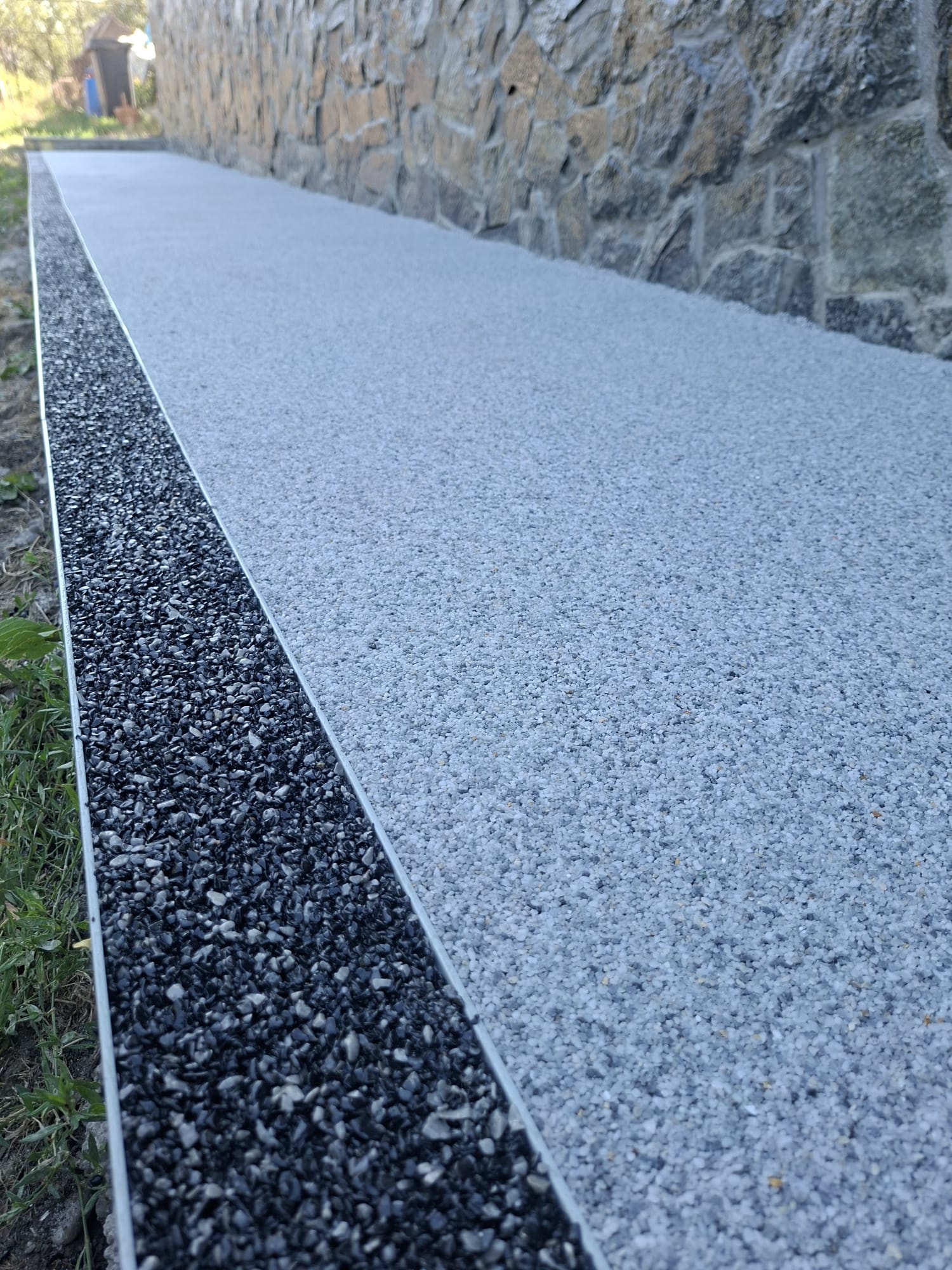 Covorul de piatră – unul dintre cele mai durabile și elegante sisteme pentru amenajări exterioare