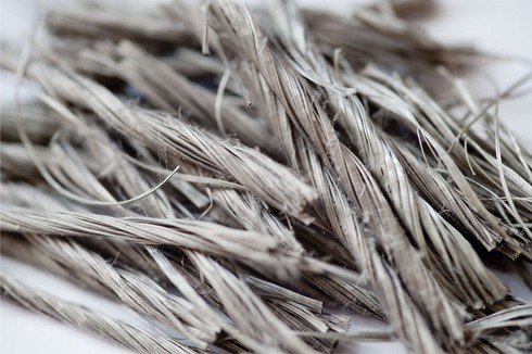 De ce lungimea fibrelor și tipul polimerului contează în beton: diferențele reale pe care nu le vezi cu ochiul liber