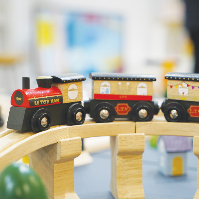 Trenulet de pasageri din lemn, Royal Express, locomotiva si 4 vagoane, Le Toy Van [4]