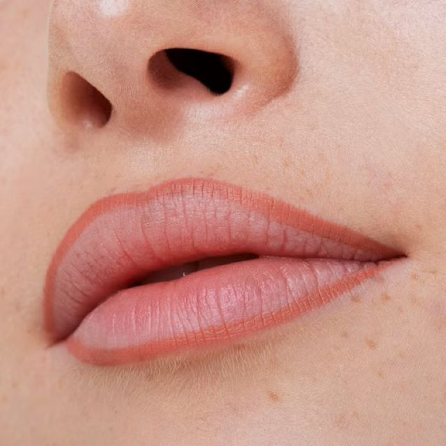 Creion pentru buze 8h MATTE comfort 04 Essence [4]