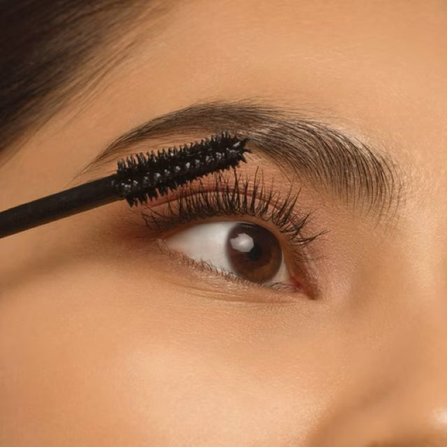 Mascara Call me Queen dramatic false lash effect rezistent la apă Essence 11.5 ml [4]