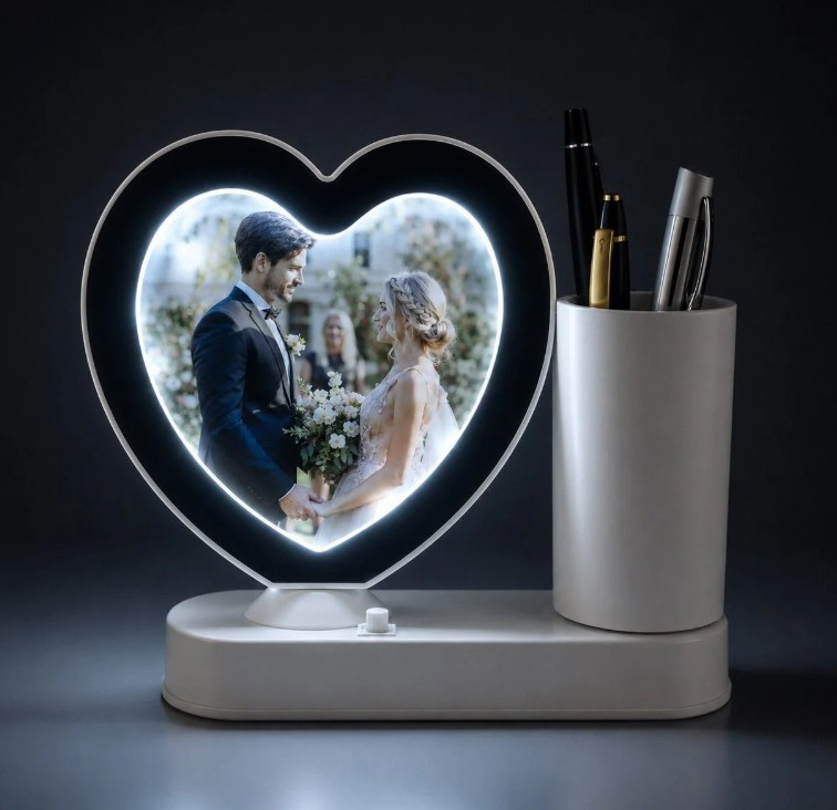 Oglinda magica cu insertie foto si lumina LED cu suport de pixuri - INIMA [2]