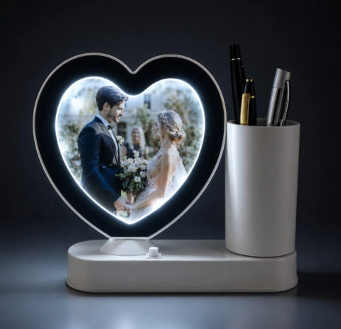 Oglinda magica cu insertie foto si lumina LED cu suport de pixuri - INIMA [1]