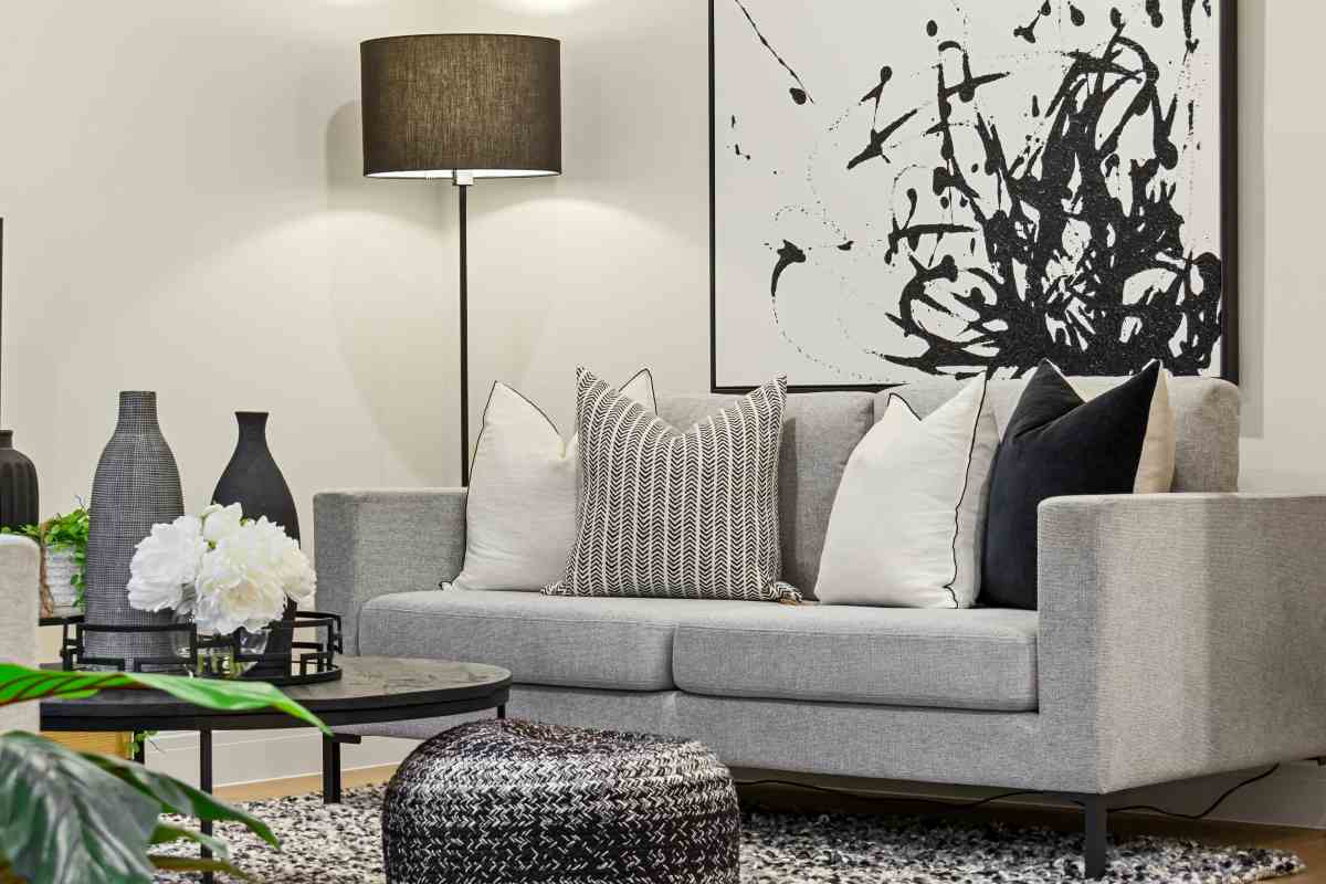 canapea, decoratiuni, lampadar, tablou, masuta cafea, perne deco, covor