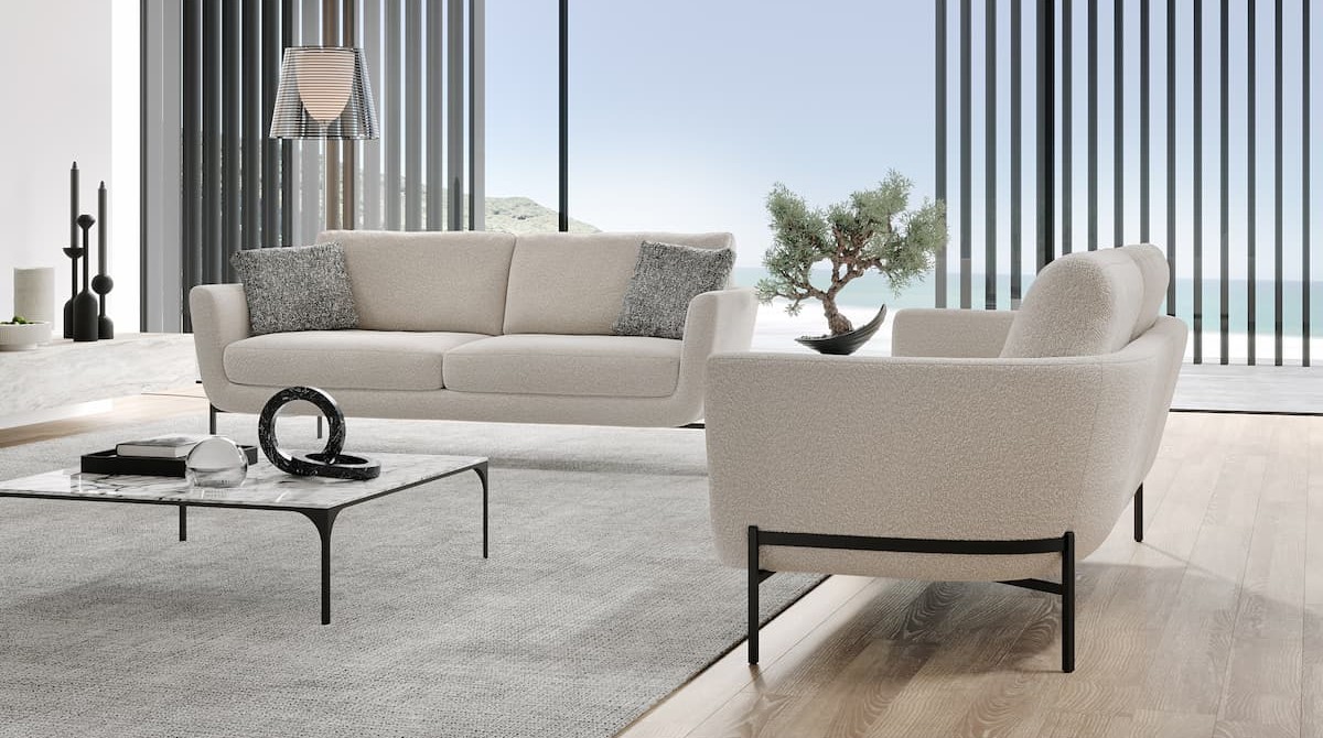 canapea, masuta cafea, planta, covor, fereastra, lampadar, lumanari, obiecte deco