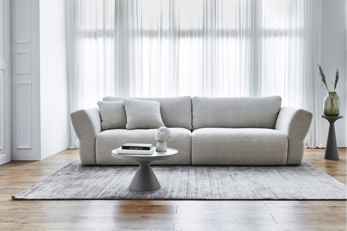 canapea, masuta cafea, perdele, covor, cartie, obiecte deco, parchet, vaza