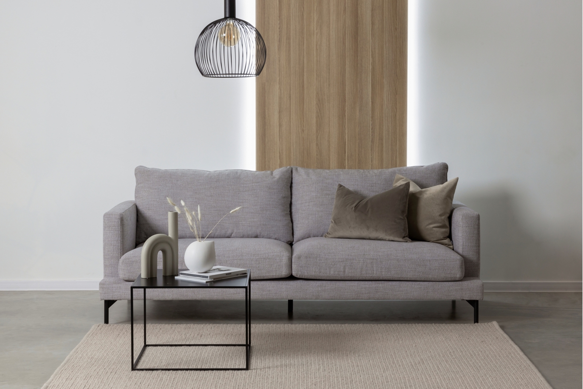 canapea, masuta cafea, perne deco, obiecte deco, lampadar, covor, vaza, revista