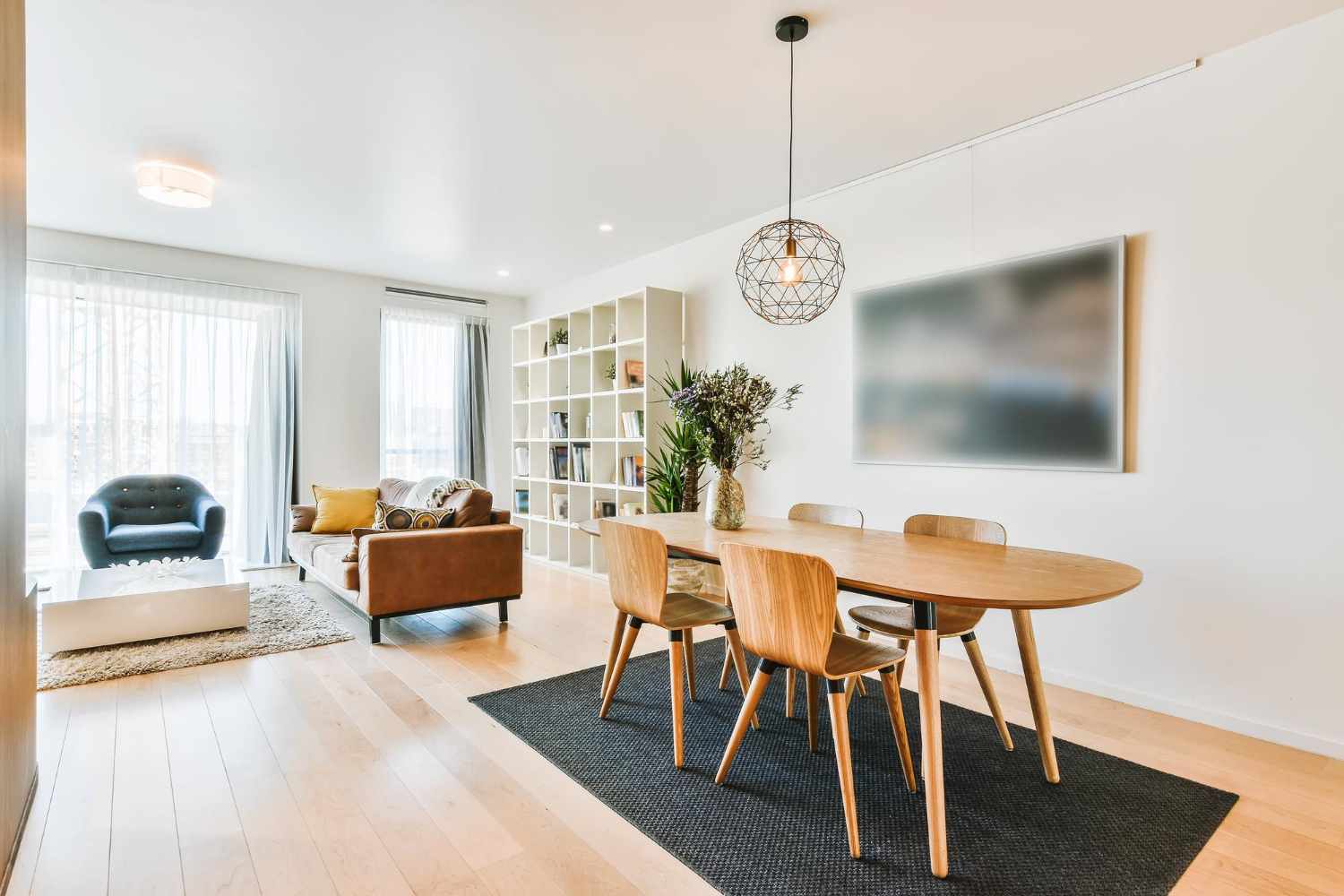 dining, living, masa, scaune, ferestre, perdele, flori, vaza, planta, lampadar, biblioteca, covor, tablou, fotoliu, canapea, masuta cafea
