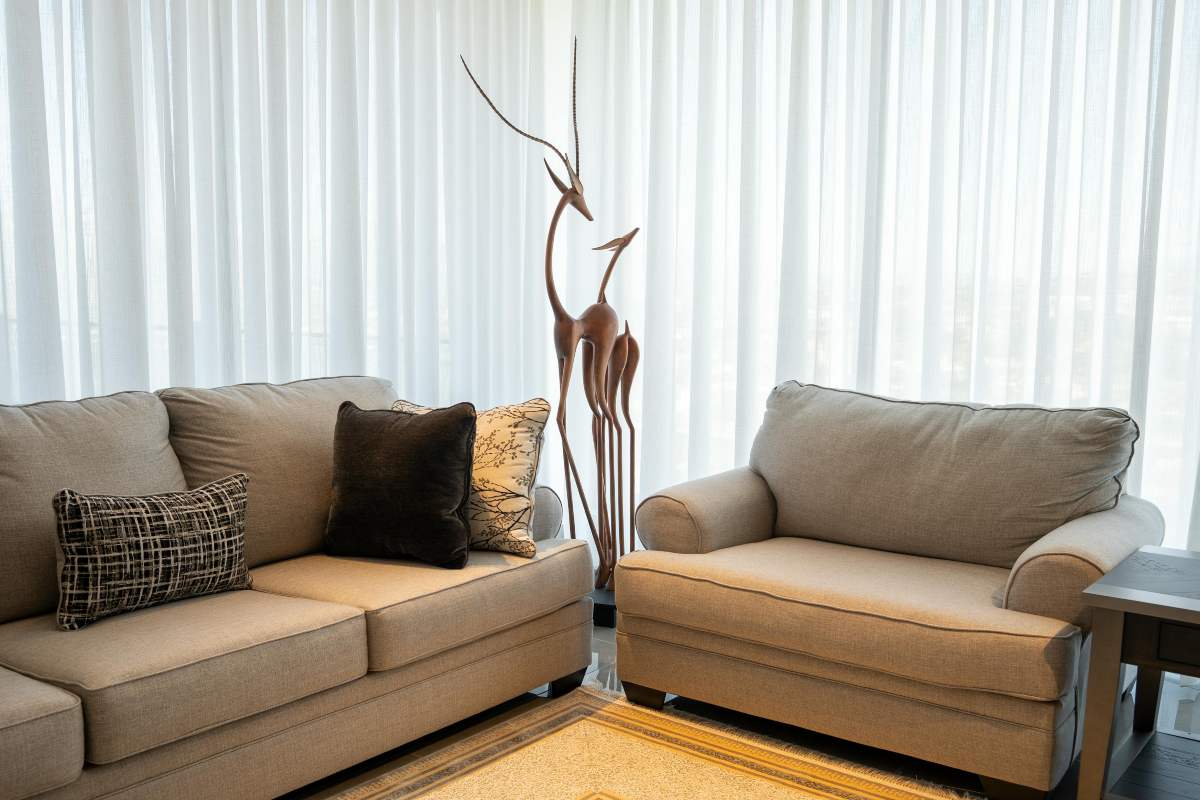 canapea, fotoliu, perne deco, covor, masuta, perdea, obiecte deco