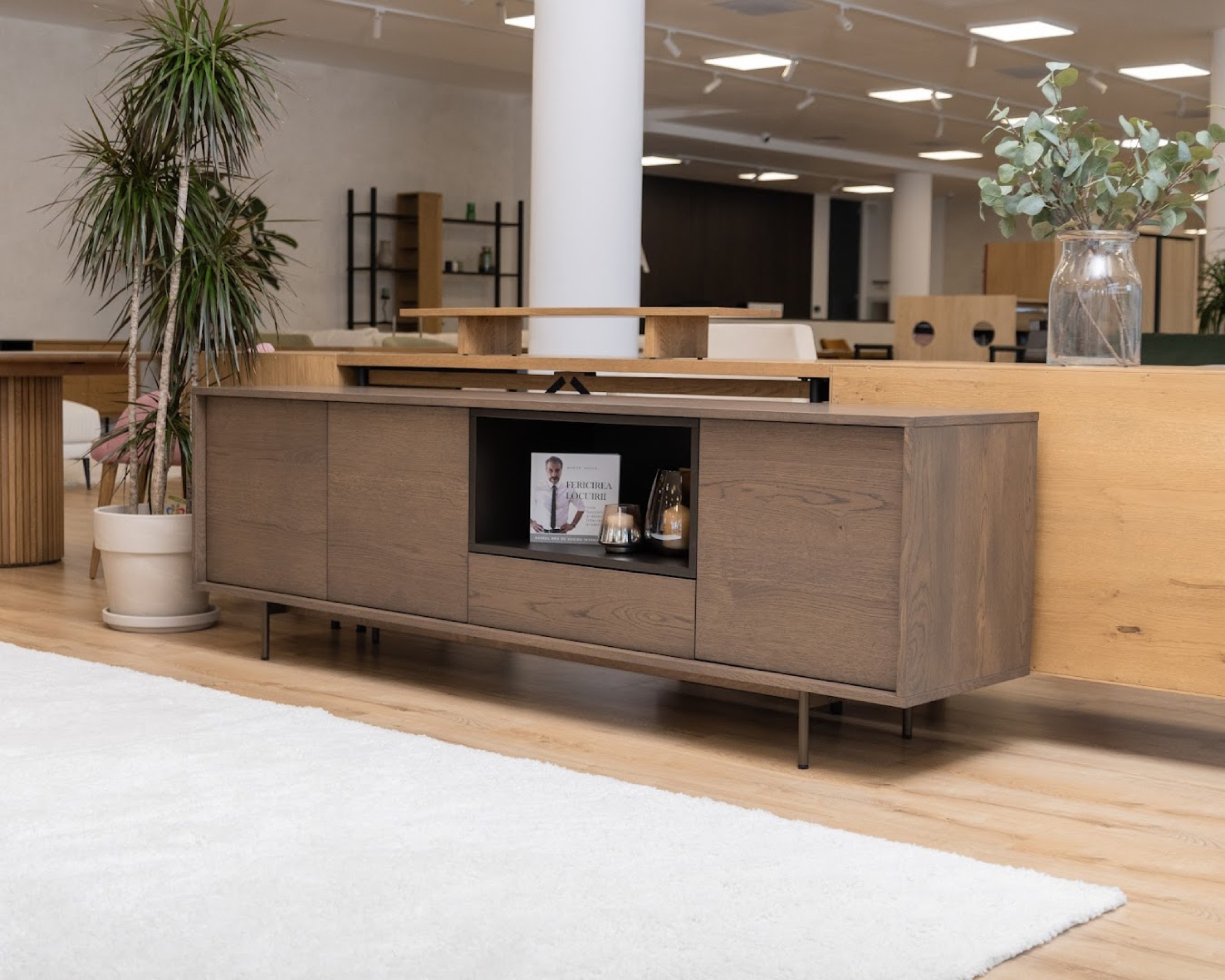 Canapea bej cu șezlong, în showroom Cioata