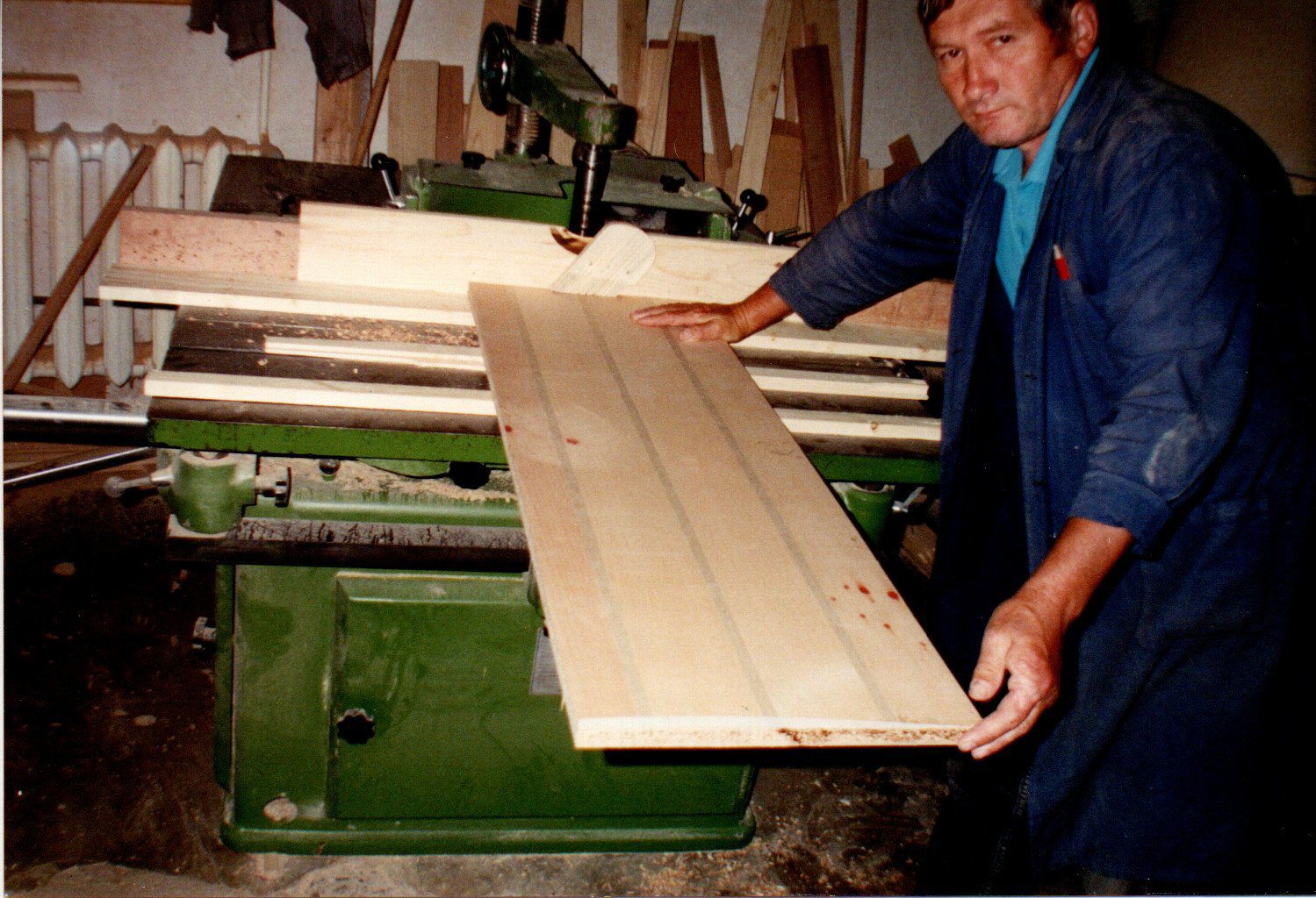 Angajat Cioata la lucru, cu o piesă de lemn masiv, în primul atelier