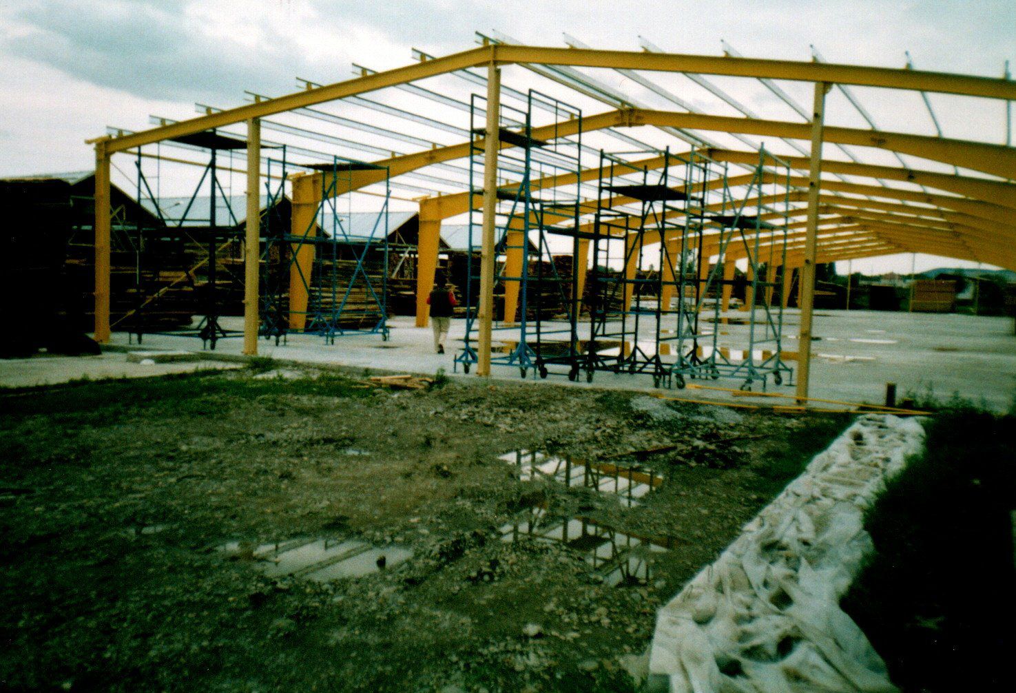 Structura metalică a primei hale Cioata, în timpul construcției
