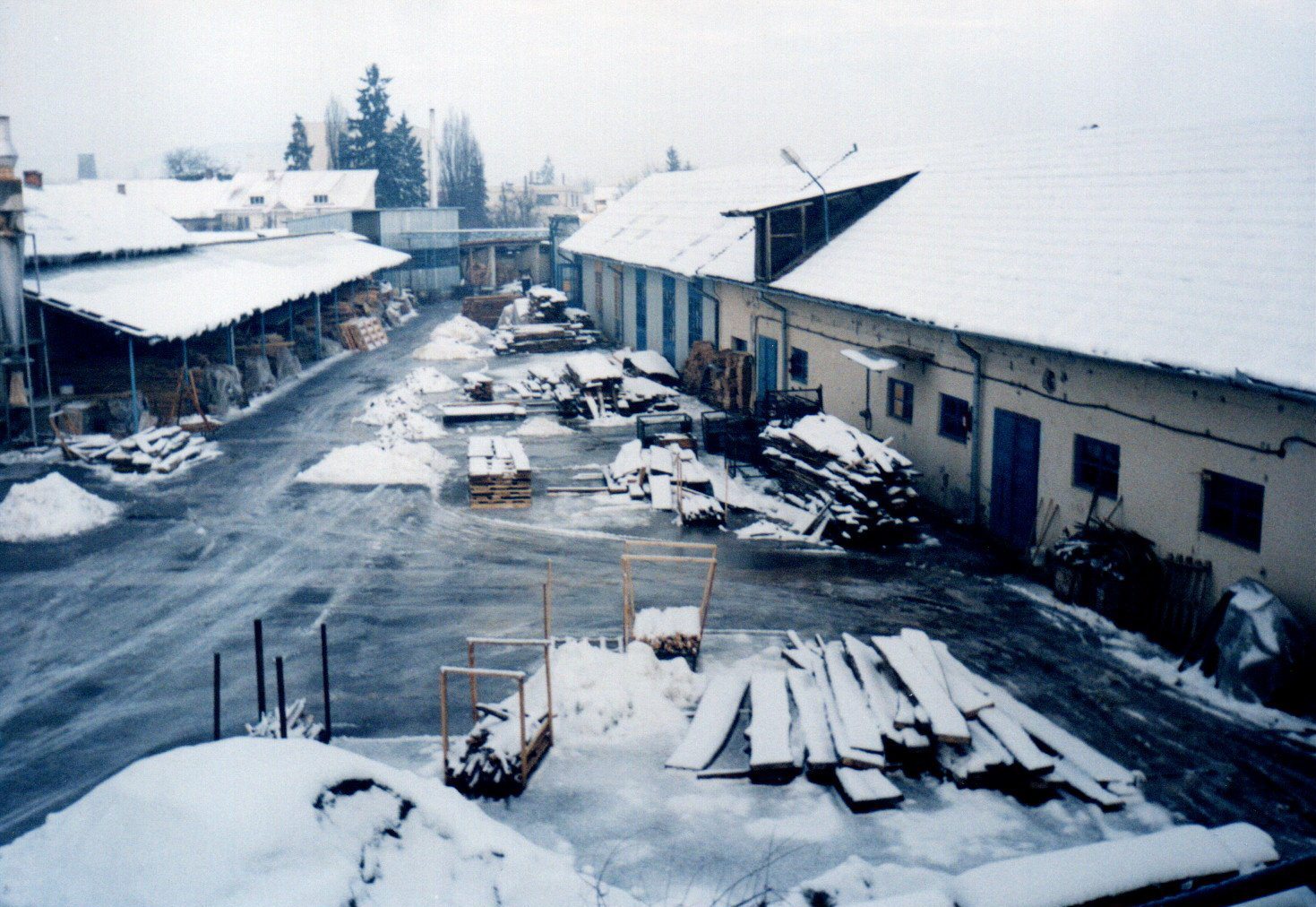 Lucrul lemnului continua și iarna, în curtea fabricii