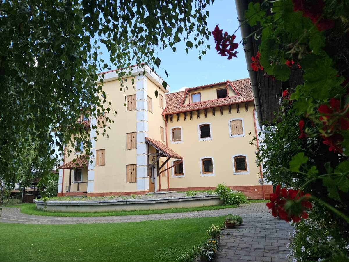 Grădina de lângă birourile Cioata