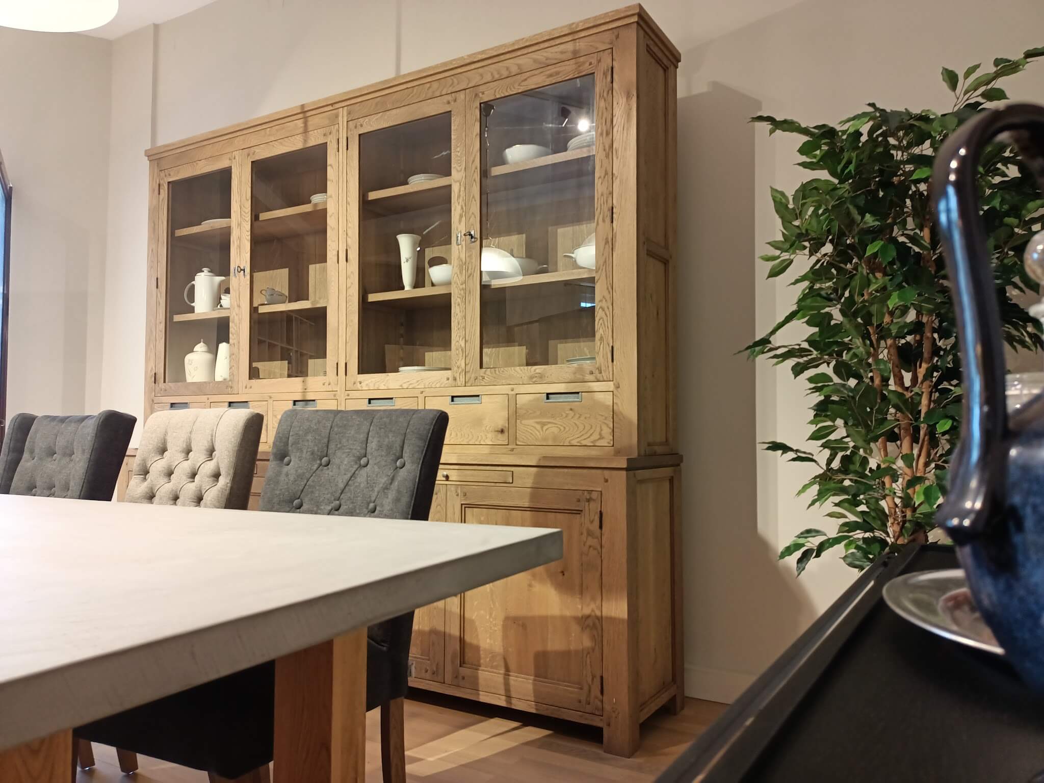 Compoziție în showroom: lemn, țesătură, metal