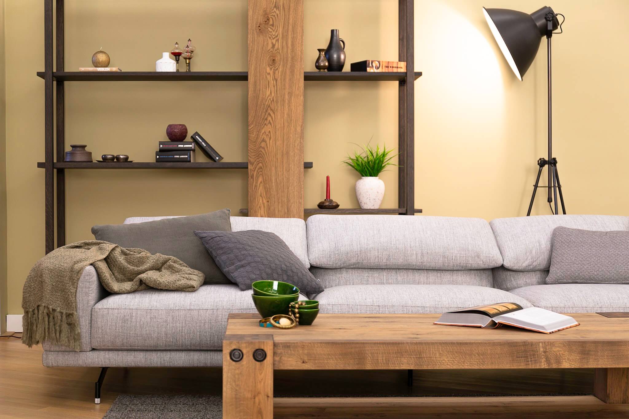 Vignetă verticală cu mobilier Cioata expus în showroom