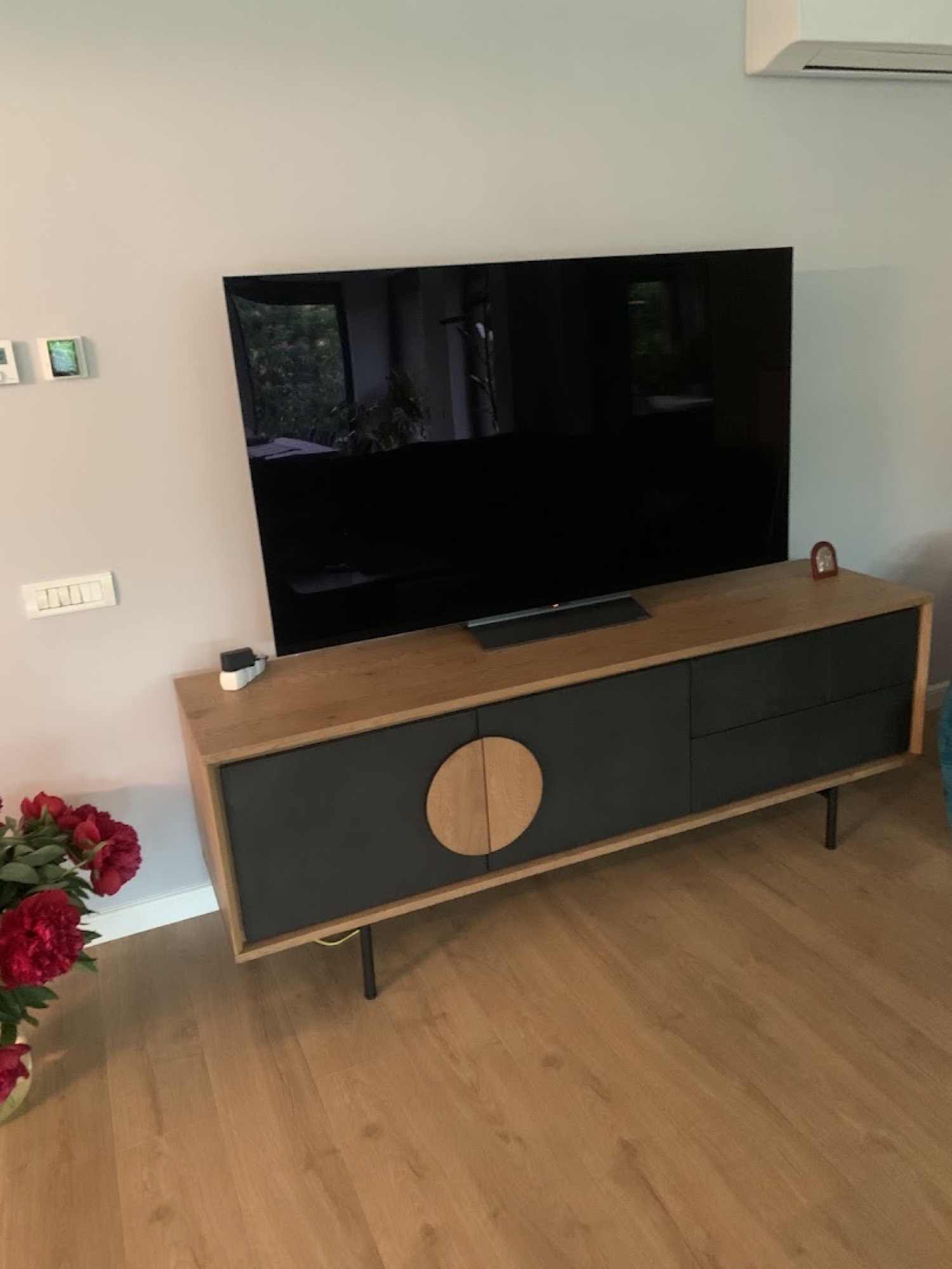 Comodă TV negru cu stejar, acasă la un client Cioata
