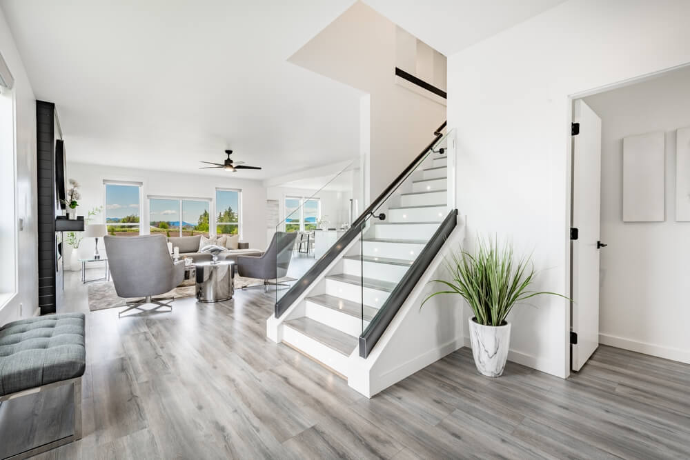 open space, living, fotolii, scara interioara, covor, planta, bancheta