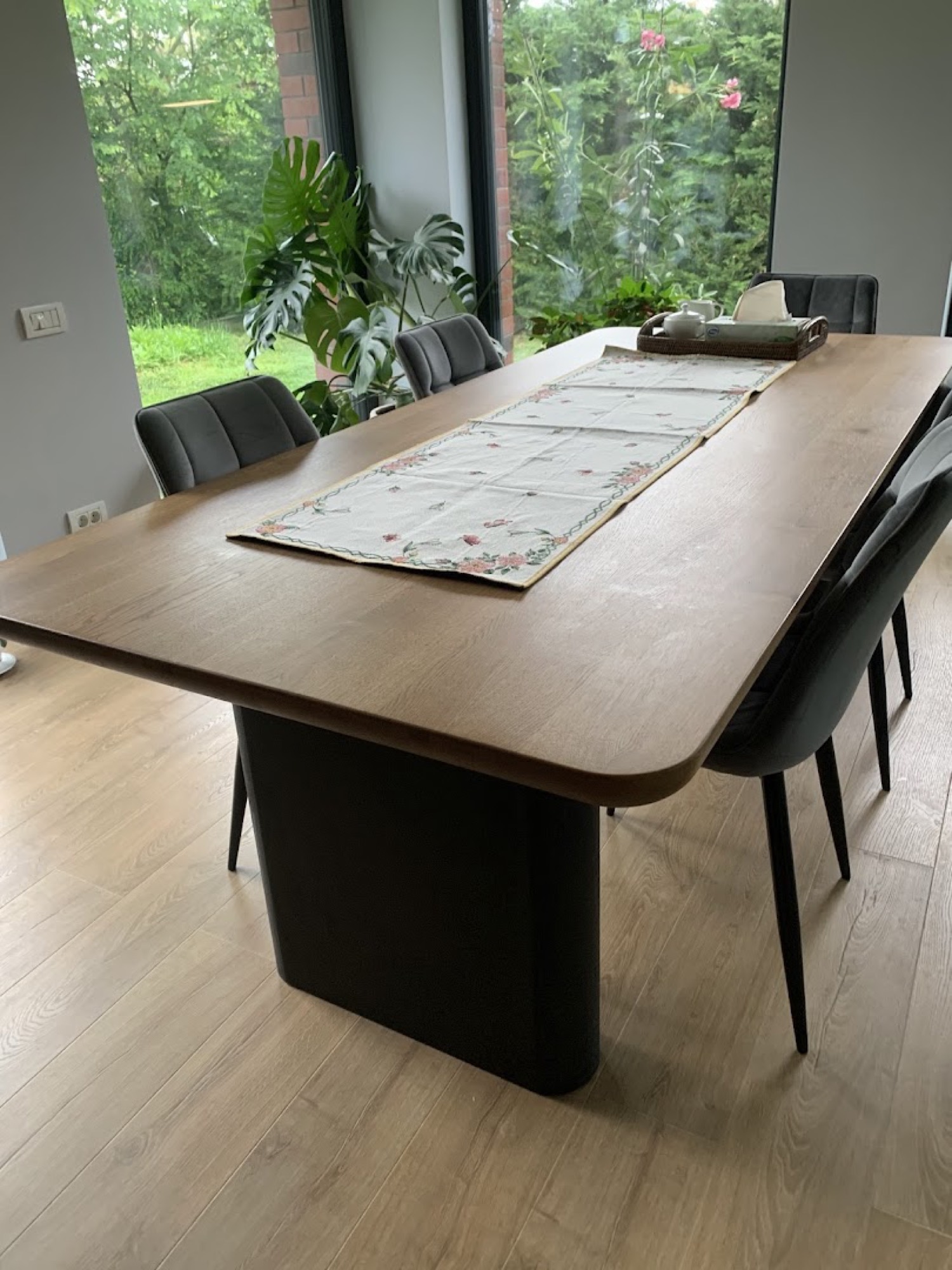 Masă de dining din nuc, acasă la un client Cioata