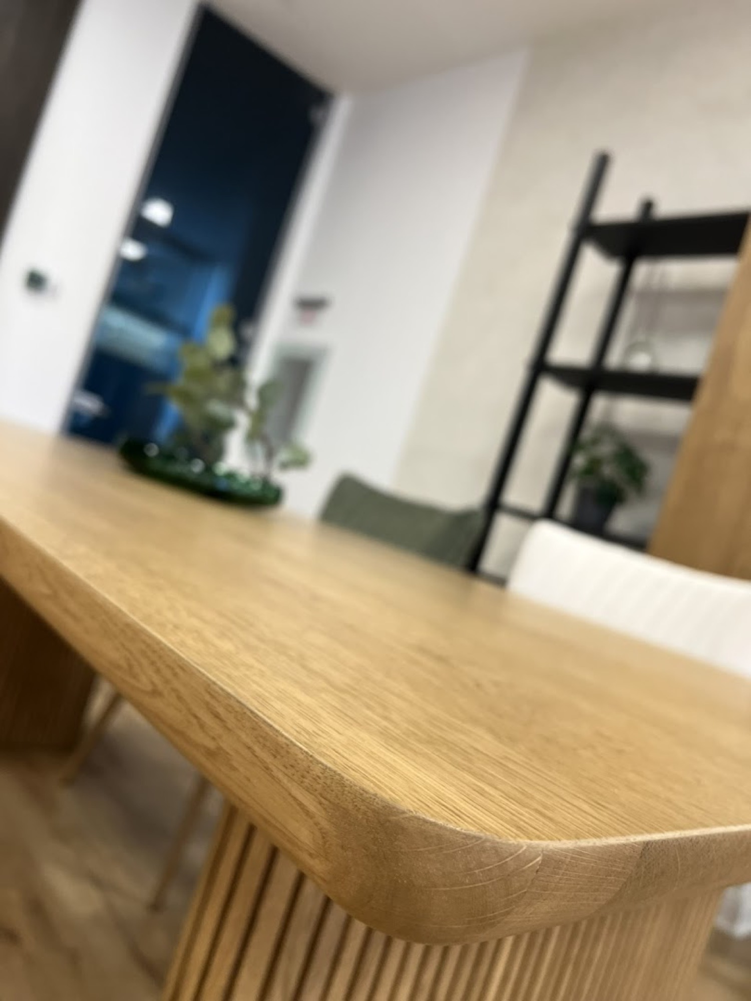 Masă ovală din stejar masiv cu scaune bouclé, showroom Cioata Băneasa