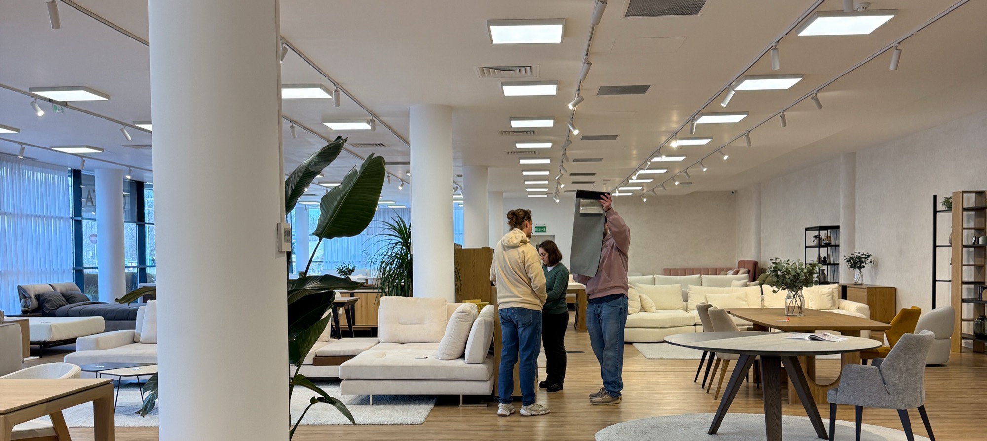 Noptiere expuse în showroom