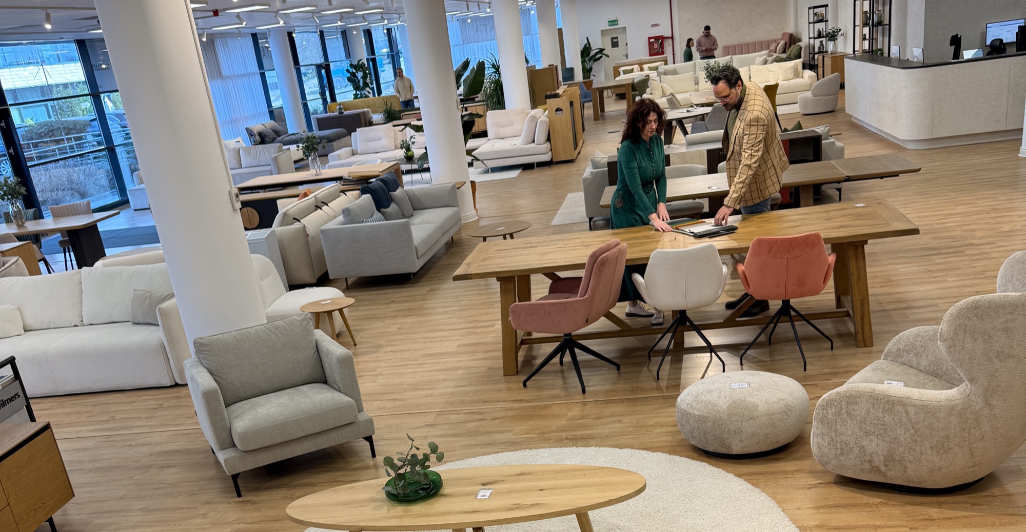 Banchetă dining în showroom