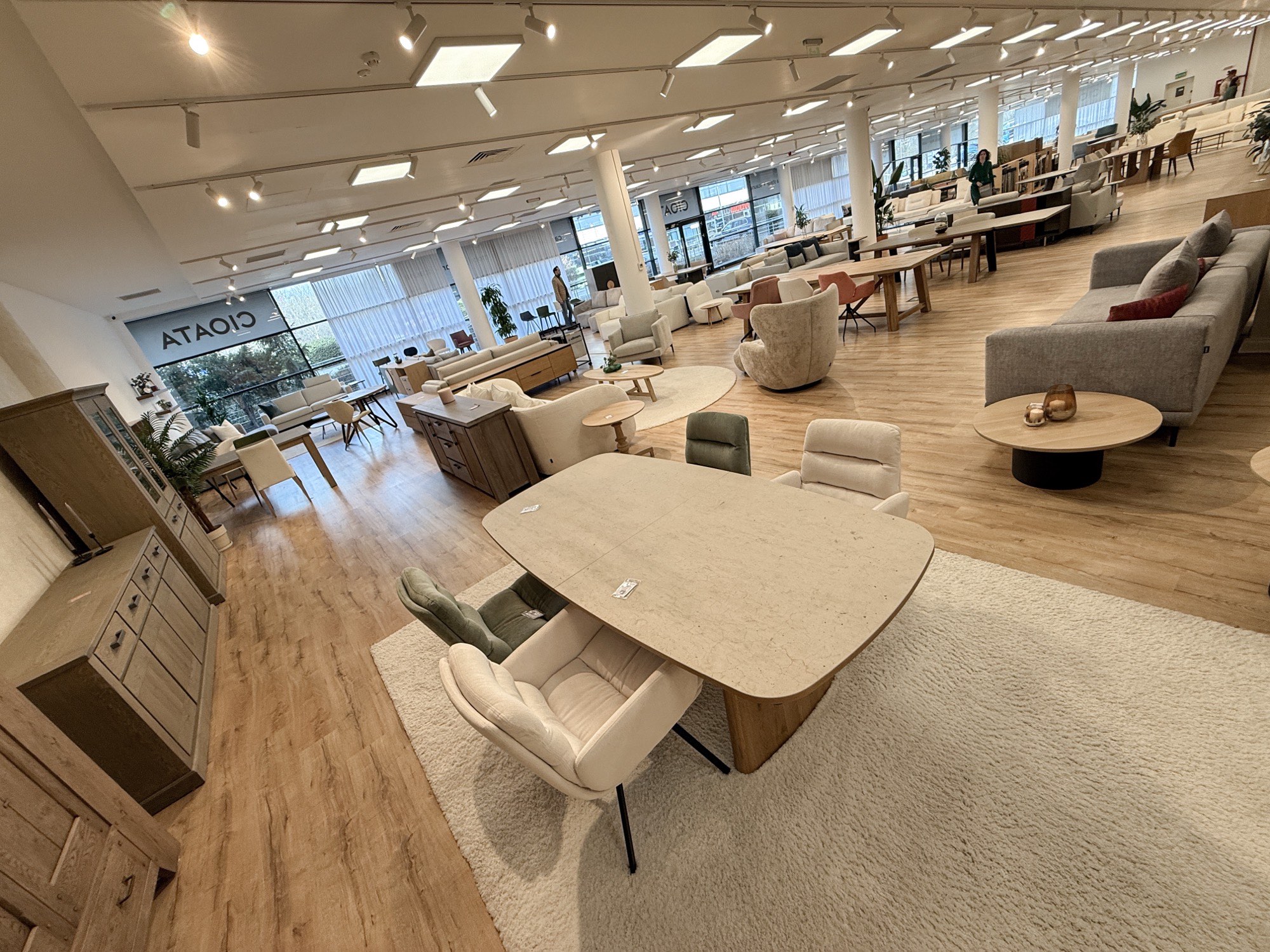 Zonă dining în showroom Cioata