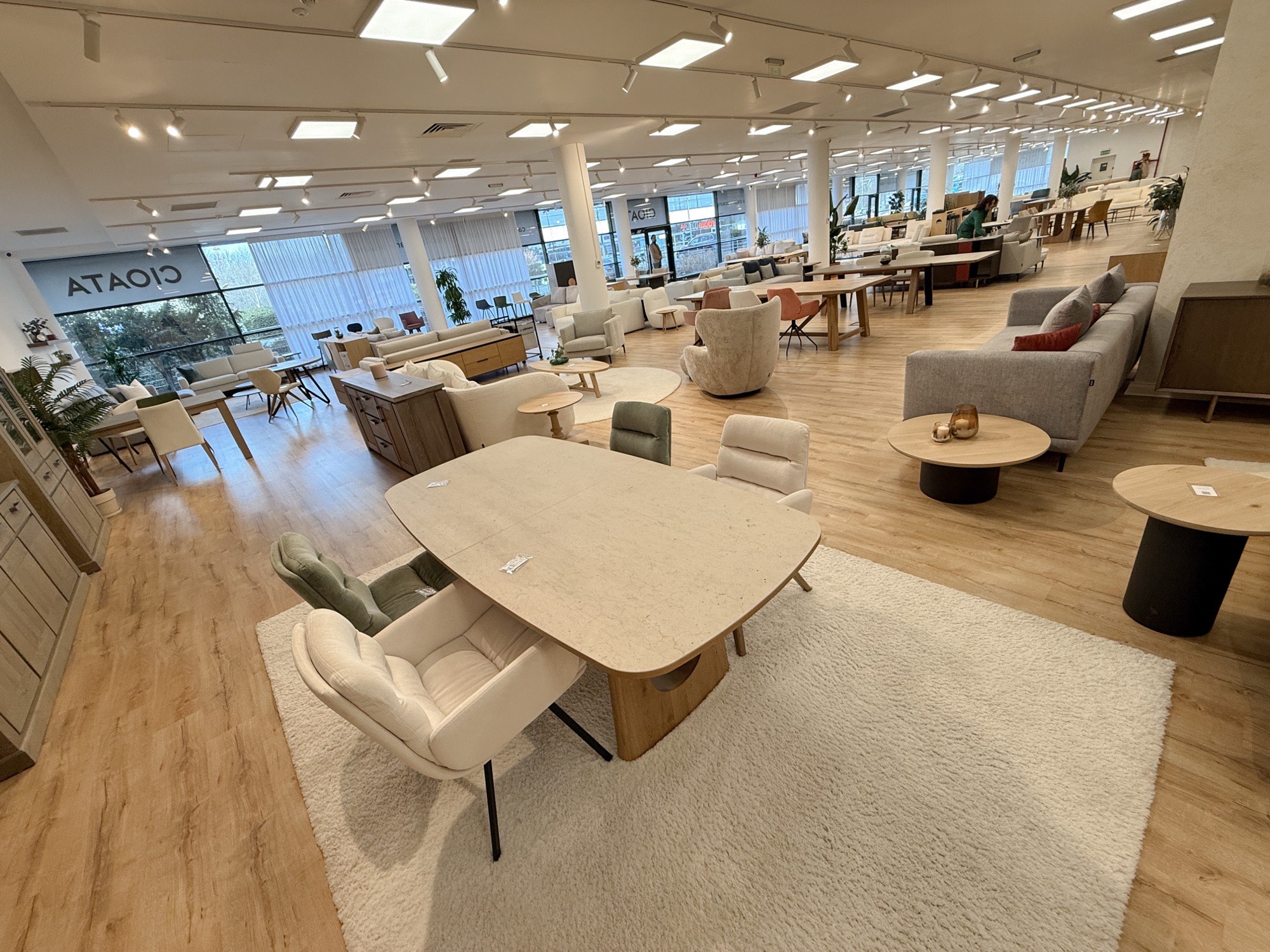 Zona de dining din showroomul Cioata Băneasa