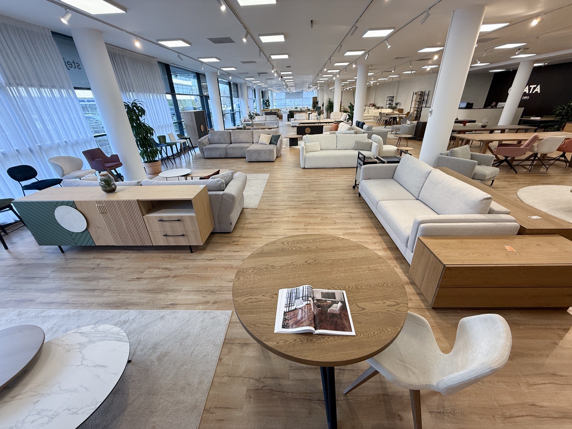 Scaune bar expuse în showroom