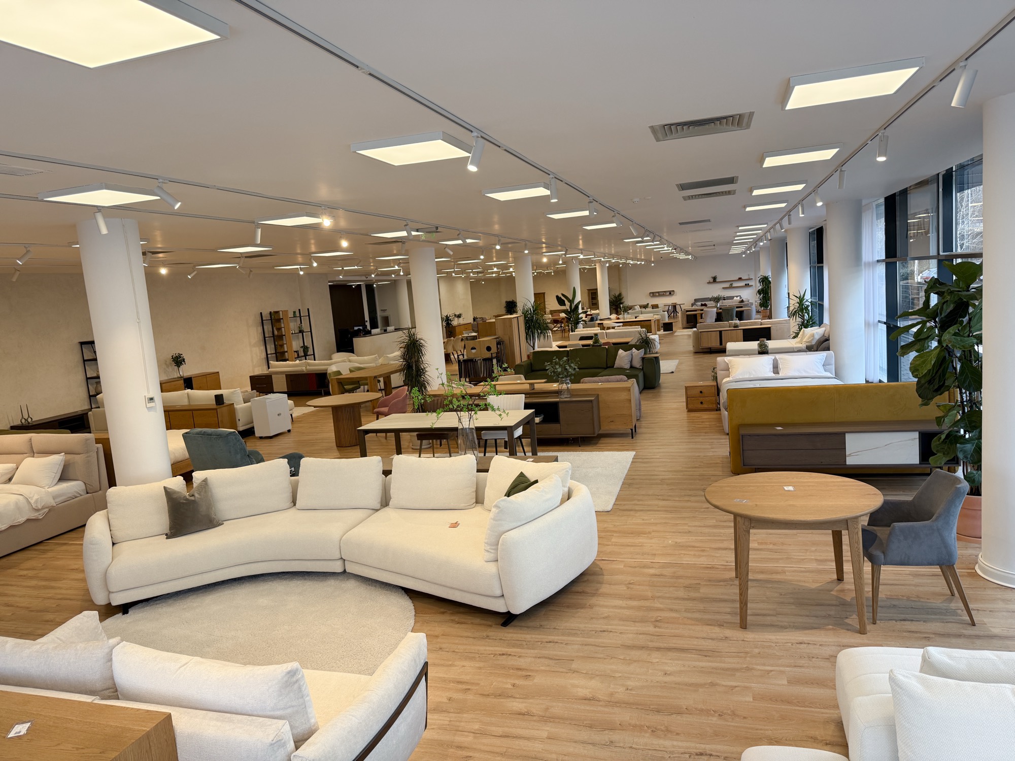 Living complet configurat în showroom Cioata Băneasa, București
