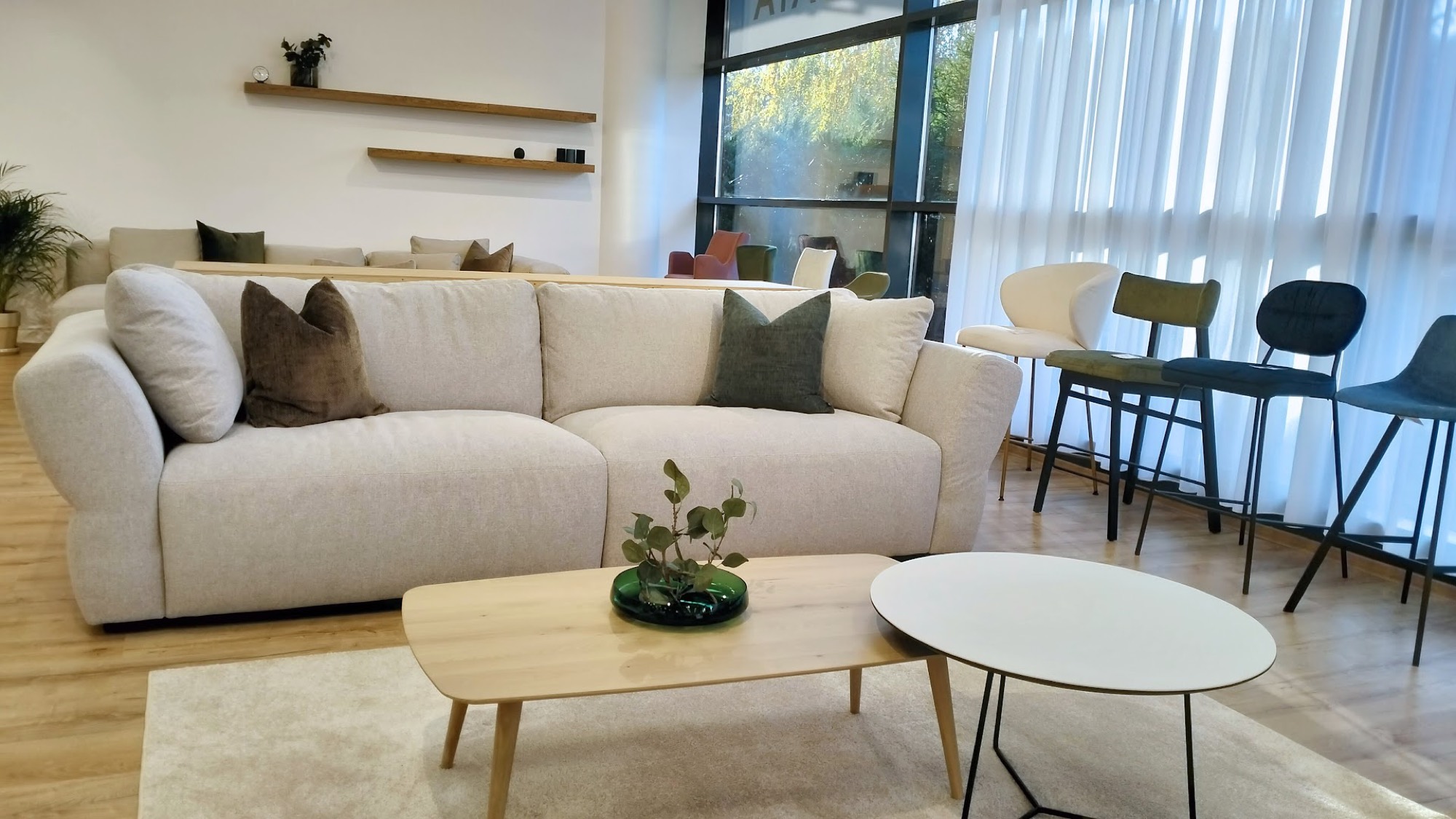 Zona de living cu ferestre, în showroomul Cioata Băneasa