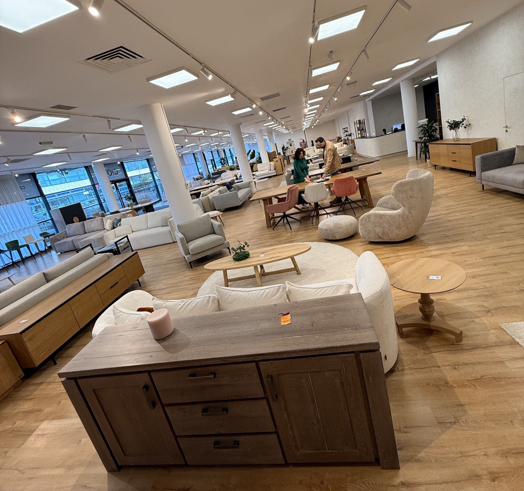 Ansamblu de mobilier în showroom Cioata Băneasa, București