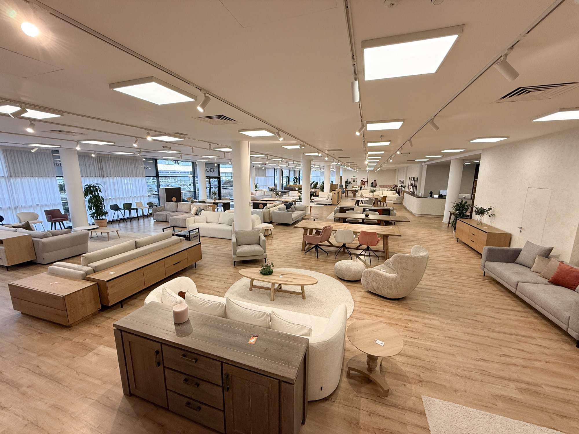 Vignetă living din showroom Cioata Băneasa, București