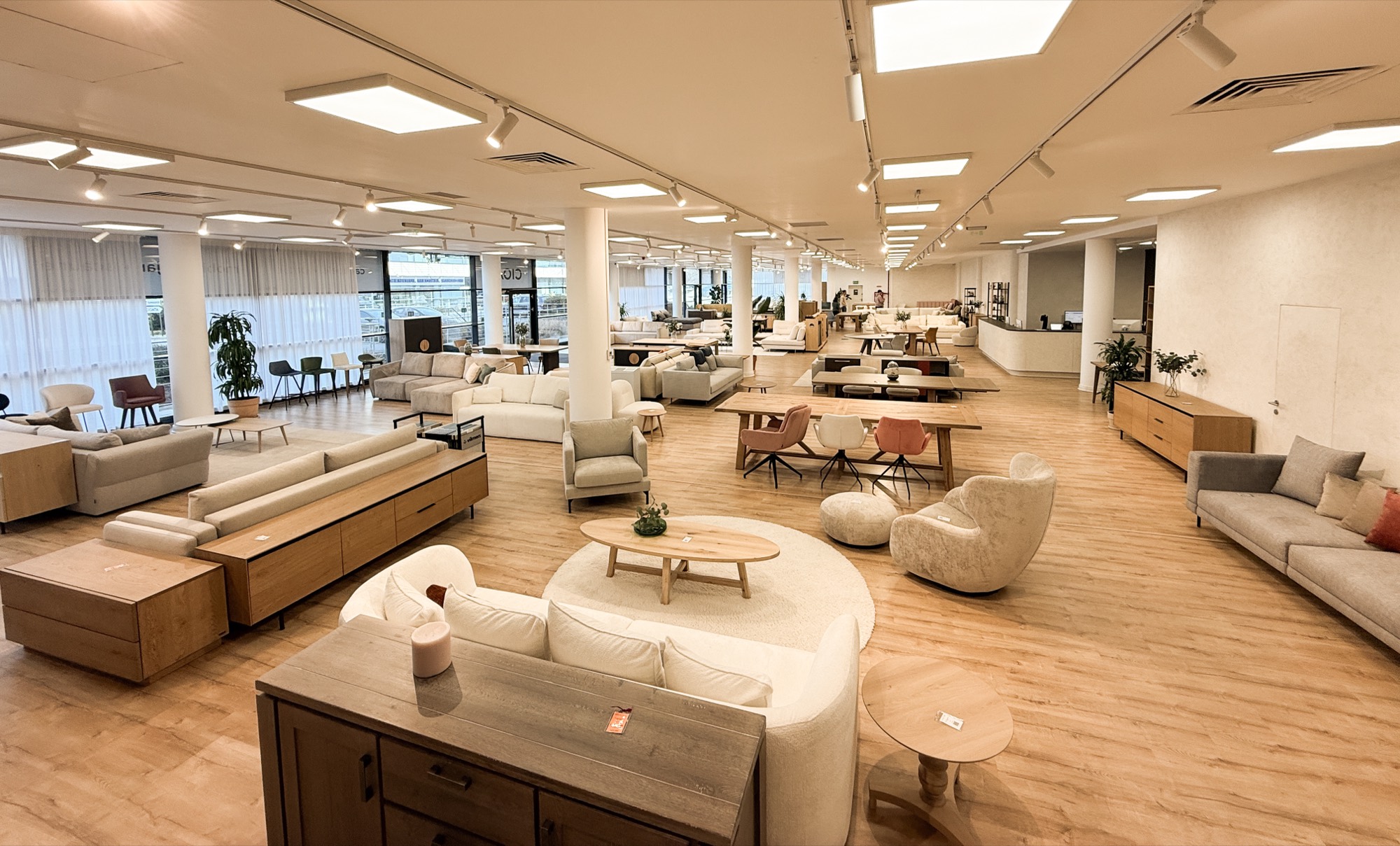Perspectivă largă a showroom-ului Cioata din Băneasa, București
