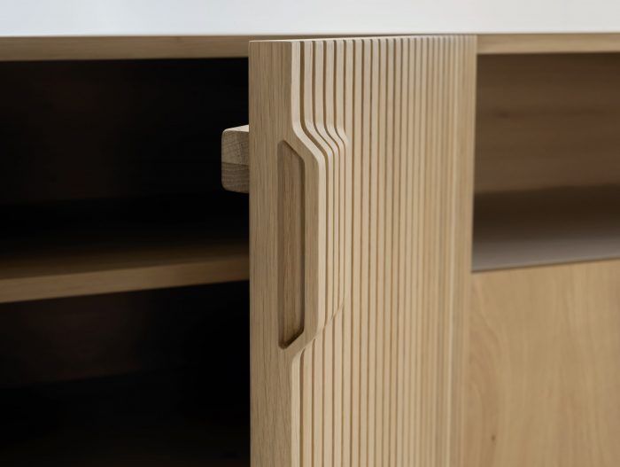 Comoda TV 3 usi 1 sertar 1 nisa Galla A 228cm, personalizabila, lemn de stejar, culori contrastante, ceramica, riflaj, picioare metalice, feronerie cu amortizare, stil contemporan [8]
