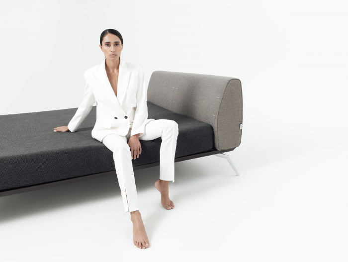 Pat tapitat minimalist Linda, tablie inalta capitonata, cadru metalic, picioare metalice, stil contemporan, personalizabil [10]