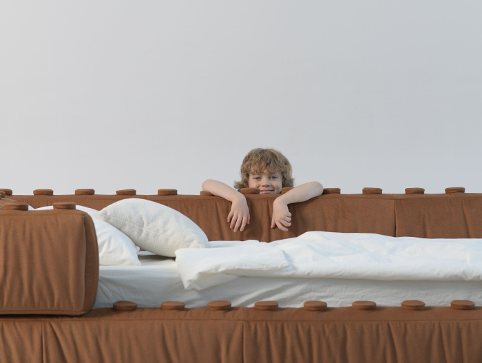 Pat pentru copii tapitat Lego, cu laterala de protectie, lada depozitare, somiera metalica, picioare plastic 3cm, stil contemporan, personalizabil [12]