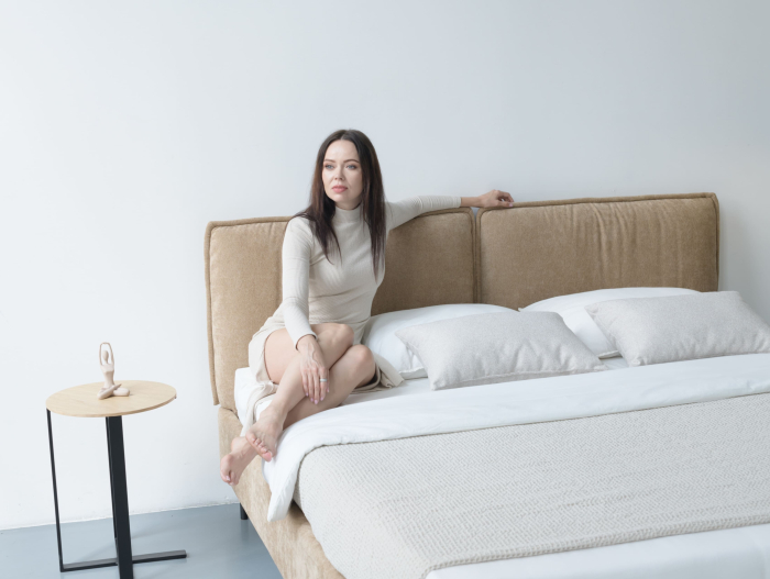 Pat tapitat Alba 1 cu tablie inalta, lada depozitare, somiera metalica, picioare metalice 10cm, laterale dehusabile, stil modern, personalizabil [7]