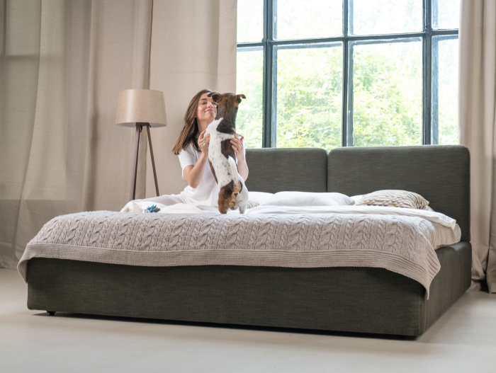 Pat tapitat Elim 2 cu tablie inalta capitonata, lada depozitare, somiera metalica, picioare plastic 3cm, laterale dehusabile, stil modern, personalizabil [2]