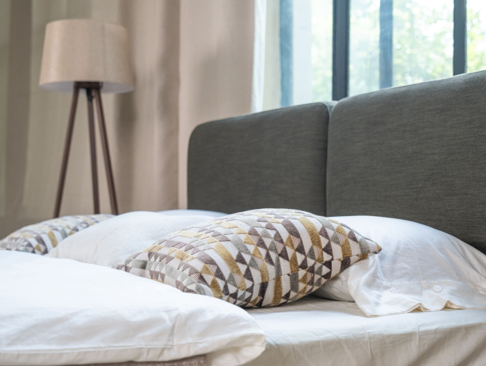 Pat tapitat Elim 2 cu tablie inalta capitonata, lada depozitare, somiera metalica, picioare plastic 3cm, laterale dehusabile, stil modern, personalizabil [15]