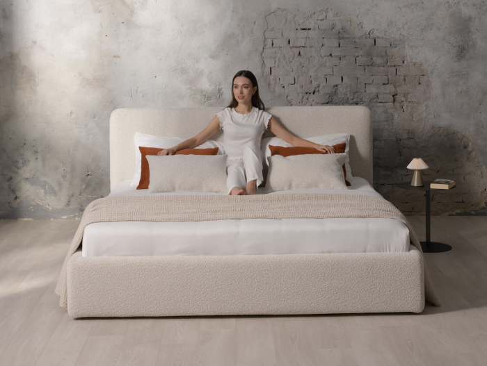 Pat tapitat Elim 2 cu tablie inalta capitonata, lada depozitare, somiera metalica, picioare plastic 3cm, laterale dehusabile, stil modern, personalizabil [35]