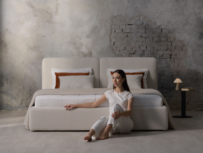 Pat tapitat Elim 2 cu tablie inalta capitonata, lada depozitare, somiera metalica, picioare plastic 3cm, laterale dehusabile, stil modern, personalizabil [31]