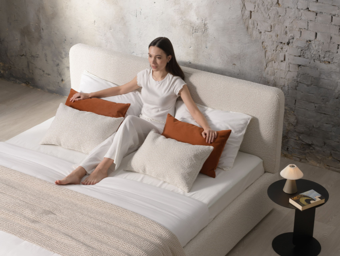 Pat tapitat Elim 2 cu tablie inalta capitonata, lada depozitare, somiera metalica, picioare plastic 3cm, laterale dehusabile, stil modern, personalizabil [39]