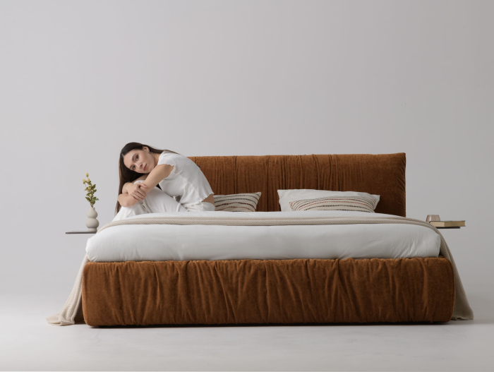 Pat tapitat Kemi cu tablie inalta capitonata, lada depozitare, somiera metalica, picioare plastic 3cm, laterale dehusabile, stil modern, personalizabil [3]