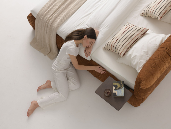 Pat tapitat Kemi cu tablie inalta capitonata, lada depozitare, somiera metalica, picioare plastic 3cm, laterale dehusabile, stil modern, personalizabil [41]