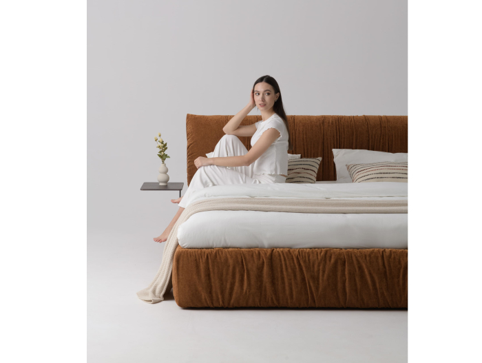 Pat tapitat Kemi cu tablie inalta capitonata, lada depozitare, somiera metalica, picioare plastic 3cm, laterale dehusabile, stil modern, personalizabil [30]