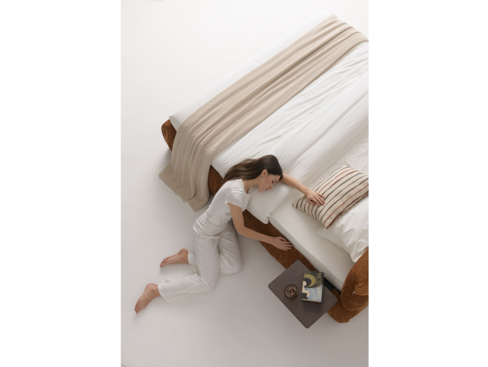 Pat tapitat Kemi cu tablie inalta capitonata, lada depozitare, somiera metalica, picioare plastic 3cm, laterale dehusabile, stil modern, personalizabil [42]