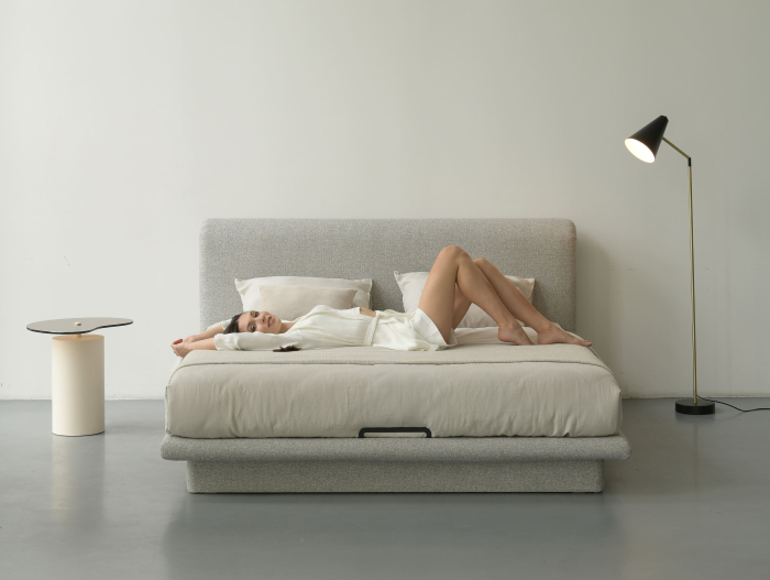 Pat tapitat Nola 1 cu tablie inalta capitonata, lada depozitare, somiera metalica, picioare plastic 3cm, laterale dehusabile, stil modern, personalizabil [11]